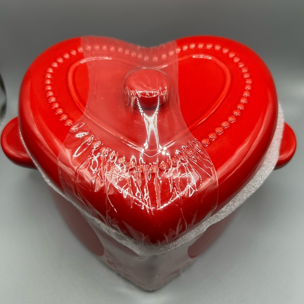 Target Bullseye Playground Valentines Red Heart Shaped Ceramic Dutch Oven NEW